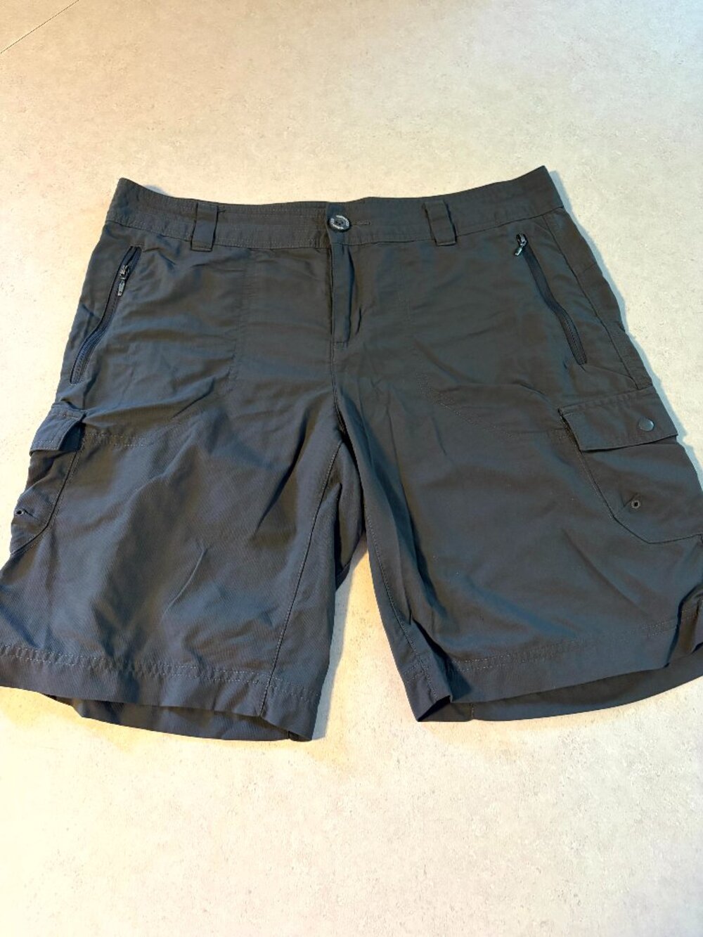 Columbia Womens Size 14 Utility Cargo Shorts Grey Stretch Hiking Outdoor Nylon